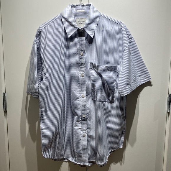 A&F Oversized Short-Sleeve Poplin Button Down - Picture 1 of 7